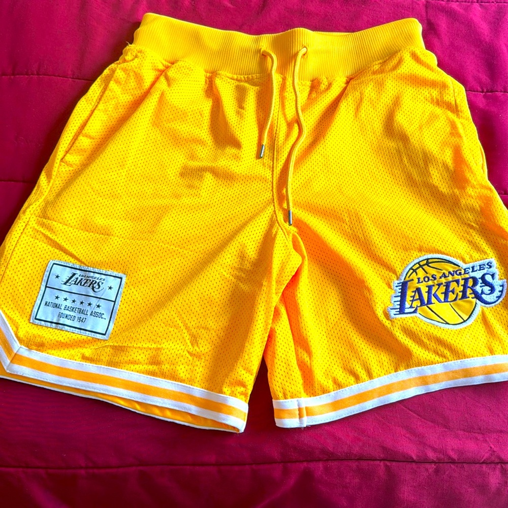 Mesh laker shorts 🩳 has pockets never worn